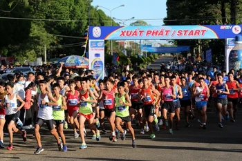 Giải Vô địch quốc gia việt dã leo núi "Chinh phục đỉnh cao Bà Rá" ngày càng quy mô.(Nguồn: Báo Người Lao Động)