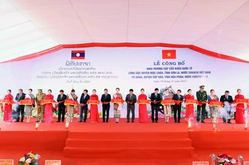 Lễ cắt băng khai trương cặp cửa khẩu Quốc tế Lóng Sập và Pa Háng. (Ảnh: Quang Quyết/TTXVN)