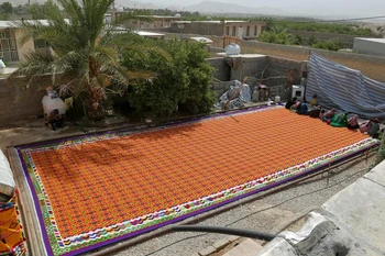 Tấm thảm kilim lớn nhất thế giới với diện tích lên tới 105m2. (Nguồn: AP)