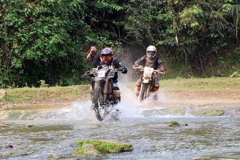 Các vận động viên tham gia Giải đua xe môtô thể thao địa hình quy mô Championship. (Ảnh: Quang Quyết/TTXVN)