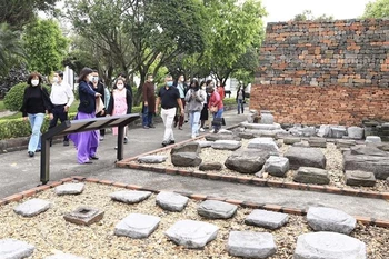 Những móng bằng đá được khai quật trong khu khảo cổ 18 Hoàng Diệu. (Ảnh: Hoàng Hiếu/TTXVN)