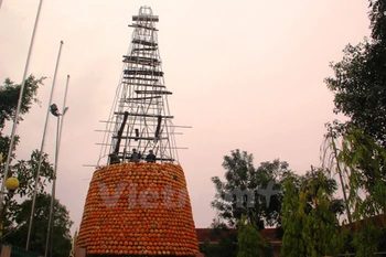 Theo dự kiến cây thông Noel đặc biệt này sẽ được hoàn thành xong trước ngày 22/12 để kịp tỏa sáng trong đêm Giáng sinh 24/12 tới. (Ảnh: Mai Mạnh/Vietnam+)