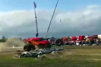 Chiếc xe gặp tai nạn hy hữu. (Nguồn: YouTube) 