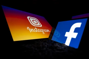 Biểu tượng của trang mạng xã hội Facebook và Instagram trên màn hình điện thoại thông minh và máy tính bảng. (Ảnh: AFP/TTXVN)