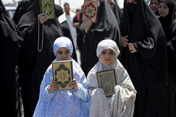 Người Hồi giáo Iraq tuần hành phản đối việc đốt kinh Koran bên ngoài Đại sứ quán Thụy Điển ở thủ đô Baghdad. (Ảnh: AFP/TTXVN) 