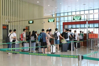 Công dân nước ngoài nhập cảnh bằng thị thực điện tử vào Việt Nam qua cửa khẩu quốc tế Hữu Nghị (Lạng Sơn). (Ảnh: Quang Duy/TTXVN)