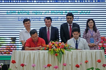 Ký kết Biên bản Ghi nhớ hợp tác giữa các doanh nghiệp Ấn Độ và các tỉnh Tây Nguyên. (Ảnh: Nguyễn Dũng/TTXVN)