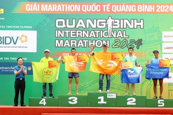 Phó Chủ tịch Ủy ban Nhân dân tỉnh Quảng Bình Hoàng Xuân Tân trao Giải đồng đội cho các câu lạc bộ, đơn vị có thành tích xuất sắc. (Ảnh: TTXVN phát)