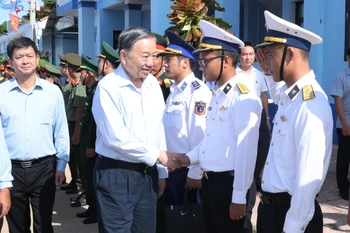 Tổng Bí thư, Chủ tịch nước Tô Lâm với cán bộ, chiến sỹ lực lượng vũ trang làm nhiệm vụ tại huyện đảo Cồn Cỏ, tỉnh Quảng Trị. (Ảnh: Lâm Khánh/ TTXVN)