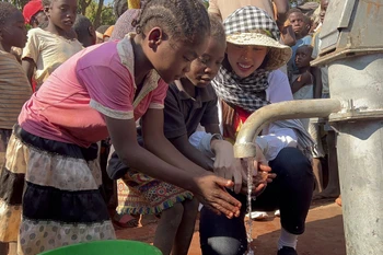 Hoa hậu Thùy Tiên lan tỏa hình ảnh đẹp của người Việt tại châu Phi