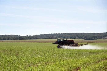 Máy kéo phun phân bón trên cánh đồng ở bang Goias (Brazil), ngày 19/5/2022. (Ảnh: AFP/TTXVN)