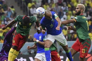 Cầu thủ Brazil Fabinho (giữa) tranh bóng bổng với cầu thủ Collins Fai (trái) của Cameroon trong lượt trận cuối ở bảng G, Vòng chung kết World Cup 2022, ngày 2/12. (Ảnh: THX/TTXVN)