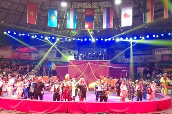 Quang cảnh buổi khai mạc Lễ hội xiếc quốc tế Bravo. (Ảnh: Vietnam+)