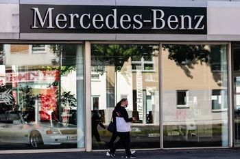 Một cửa hàng của hãng ôtô Mercedes-Benz tại Berlin, Đức. (Ảnh: THX/TTXVN)