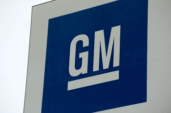 Biểu tượng tập đoàn sản xuất ôtô General Motors tại nhà máy ở Detroit, Michigan, Mỹ. (Ảnh: AFP/ TTXVN)