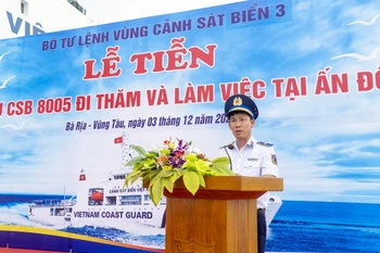 Thiếu tướng Ngô Bình Minh, Tư lệnh Vùng Cảnh sát biển 3 phát biểu giao nhiệm vụ cho Đoàn. (Ảnh: TTXVN phát)