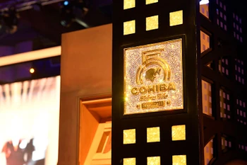 Một chiếc tủ giữ ẩm xì gà được khảm hàng trăm viên pha lê Swarovski lấp lánh của ập đoàn Habanos S.A. (Ảnh: Habanos S.A) 