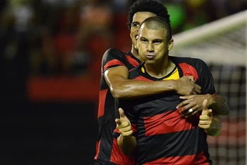 [Video] Siêu phẩm sút xa từ giữa sân ở giải vô địch Brazil