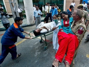 Chuyển người bị thương trong vụ đánh bom tới bệnh viện RML tại New Delhi ngày 7/9. (Nguồn: AFP/TTXVN)