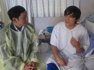 Thăm hỏi thuyền viên gặp nạn. (Ảnh: Vietnam+)