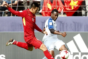 Pha tranh bóng giữa cầu thủ U20 Honduras Darixon Vuelto (phải) và cầu thủ U20 Việt Nam Hồ Tấn Tài (trái) trong trận đấu. (Nguồn: EPA/TTXVN)