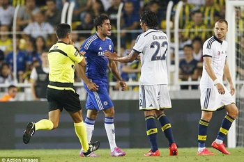 [Video] Diego Costa ghi bàn độc diễn rồi suýt... gãy chân