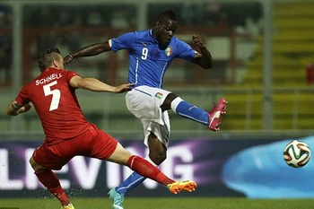 [Video] Pha ném biên tệ nhất trong lịch sử ở trận đấu của Italy