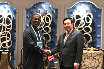 Phó Thủ tướng, Bộ trưởng Ngoại giao Phạm Bình Minh gặp Chánh văn phòng Tổng thống Liberia Nathaniel F.McGill. (Ảnh: TTXVN)