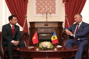 Đại sứ Việt Nam tại Ukraine, kiêm nhiệm Moldova Nguyễn Anh Tuấn tiếp kiến Tổng thống Moldova Igor Dodon tại buổi trình Ủy nhiệm thư. (Ảnh: Dương Trí/TTXVN)