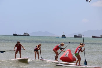 Các vận động viên tranh tài, quyết lướt sóng về đích. (Ảnh: Đức Ánh/TTXVN) 