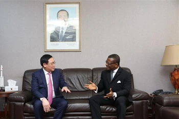Phó Thủ tướng Chính phủ Vương Đình Huệ gặp Thủ tướng Cameroon Joseph Dion Ngute. (Ảnh: Trương Phi Hùng/ TTXVN) 