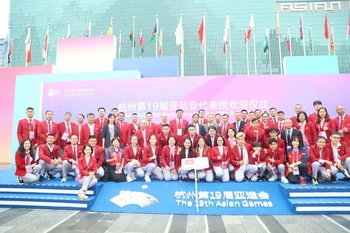 Các thành viên Đoàn Thể thao Việt Nam tham dự Lễ Thượng cờ tại ASIAD 19. (Ảnh: Hoàng Linh/TTXVN) 