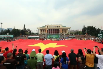 [Photo] Lễ thượng cờ Tổ quốc ở giải vô định quốc gia Marathon 2023 