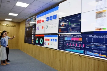 Người dân tham quan các dịch vụ điều hành, giám sát tại Trung tâm Giám sát, điều hành đô thị thông minh tỉnh Đắk Lắk. (Ảnh: Hoài Thu/TTXVN)