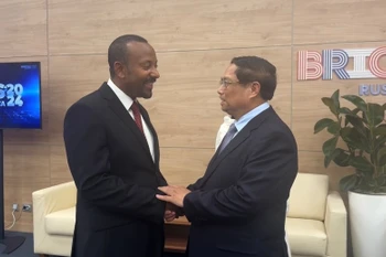 Thủ tướng Phạm Minh Chính gặp ngắn Thủ tướng Ethiopia Abiy Ahmed. (Ảnh: TTXVN phát)