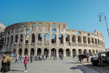 Binh sỹ Italy tuần tra trước Đấu trường La Mã cổ ở Rome ngày 16/11. (Nguồn: AFP/TTXVN)