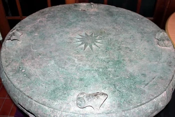 Bề mặt trống đồng. (Ảnh: Trung Sơn/Vietnam+)