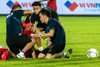 Tiền vệ Triệu Việt Hưng gặp chấn thương ở vùng đầu trong trận đấu giao hữu với Đội tuyển Palestine tối 11/9. (Ảnh: Hoài Nam/Vietnam+)