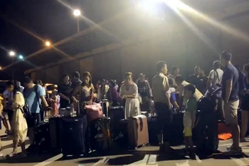 Du khách được sơ tán khỏi Khuket. (Nguồn: nationmultimedia)