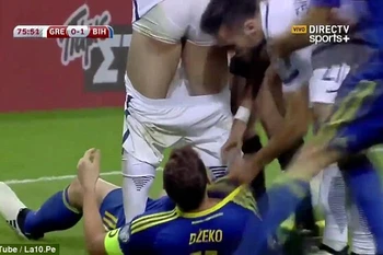 Dzeko tụt quần đối phương ngay trên sân. (Nguồn: YouTube)