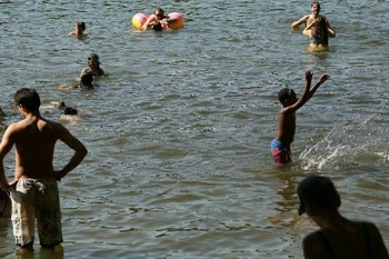 Người dân Litva tắm để tránh nóng. (Nguồn: Getty)