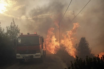 Khói lửa bốc lên từ đám cháy rừng ở Neo Voutsa, ngoại ô thủ đô Athens, Hy Lạp ngày 23/7. (Ảnh: EPA-EFE/TTXVN)