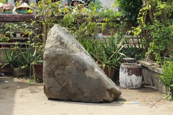 Một số người dân hiếu kỳ tụ tập bên ngoài khuôn viên chùa Ông xem vật thể lạ. (Ảnh: Thanh Bình/TTXVN)