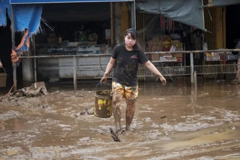 Người dân Philippines chật vật dọn bùn đất sau lũ do ảnh hưởng của bão Trami