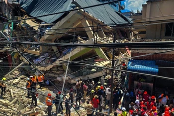 Hiện trường vụ sập tòa nhà ở Kariakoo, Dar es Salaam (Tanzania), ngày 16/11/2024. (Ảnh: THX/TTXVN)