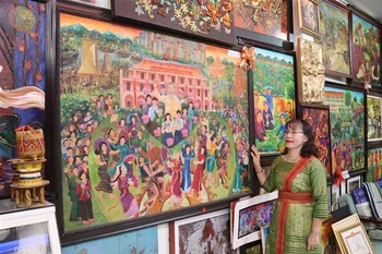 Thạc sỹ, họa sỹ Chế Kim Trung với tác phẩm “Miền Nam trong trái tim Người”. (Ảnh: Nguyễn Thành/TTXVN)