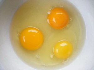 Tử vong do ăn 28 quả trứng gà sống để cá cược