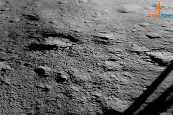 Bề mặt Mặt Trăng. (Ảnh: AFP/TTXVN)