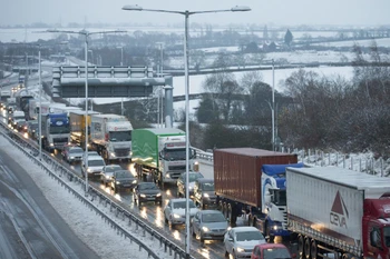 Giao thông tại Anh tê liệt do mưa bão. (Nguồn: telegraph.co.uk)