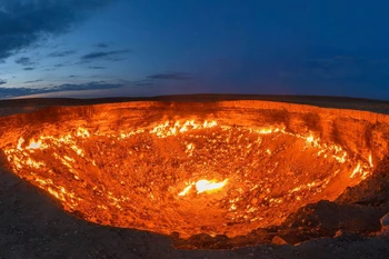 Những ngọn lửa cháy dữ dội trong Cánh cổng Địa ngục tại Turkmenistan. (Nguồn: BBC)